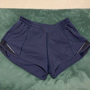 Lululemon Hotty Hot Low-Rise Lined Short 2.5